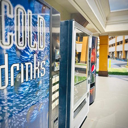 Days Inn By Wyndham Westend Alexandria,Va Washington Dc Area מראה חיצוני תמונה