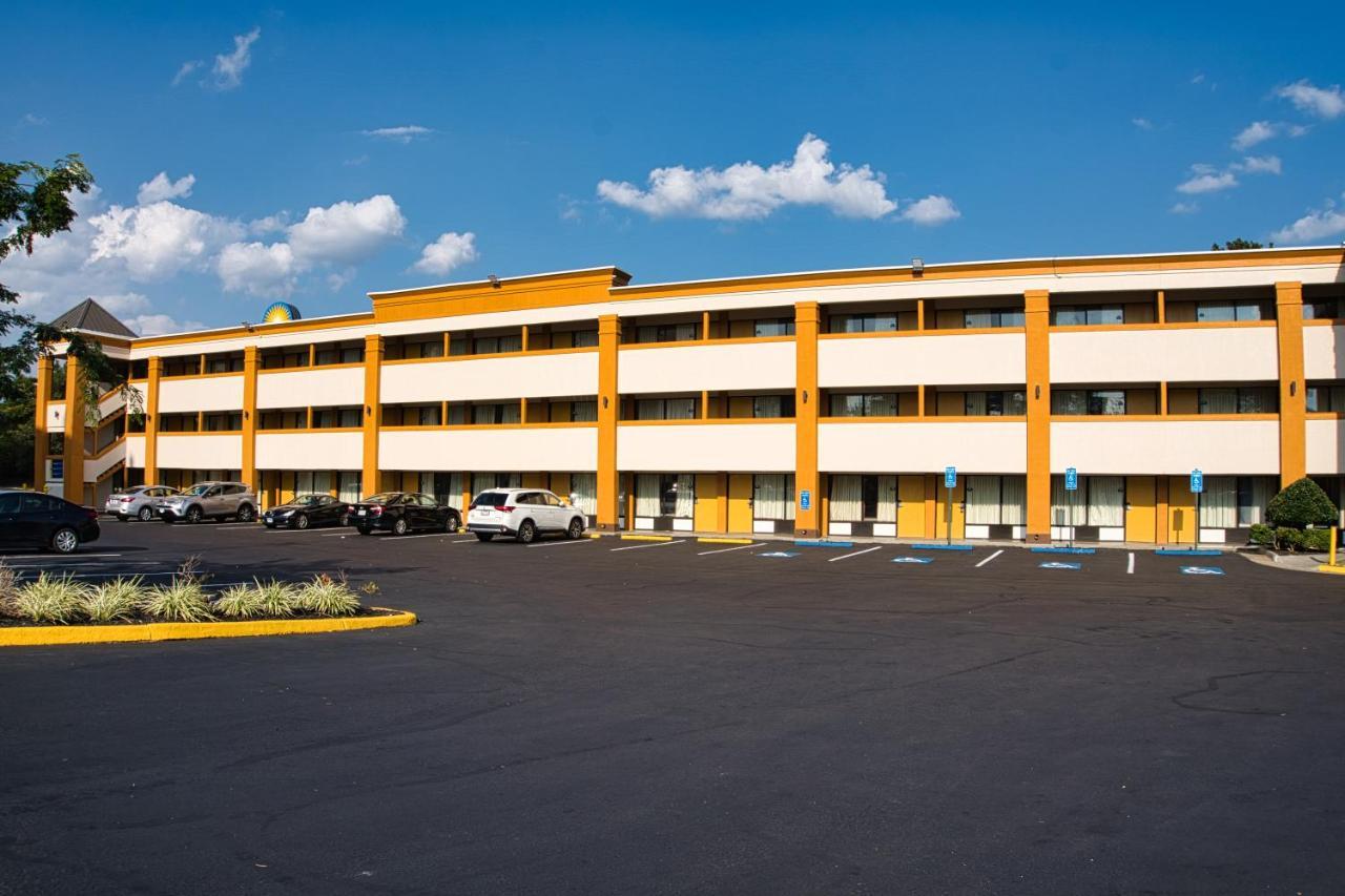 Days Inn By Wyndham Westend Alexandria,Va Washington Dc Area מראה חיצוני תמונה